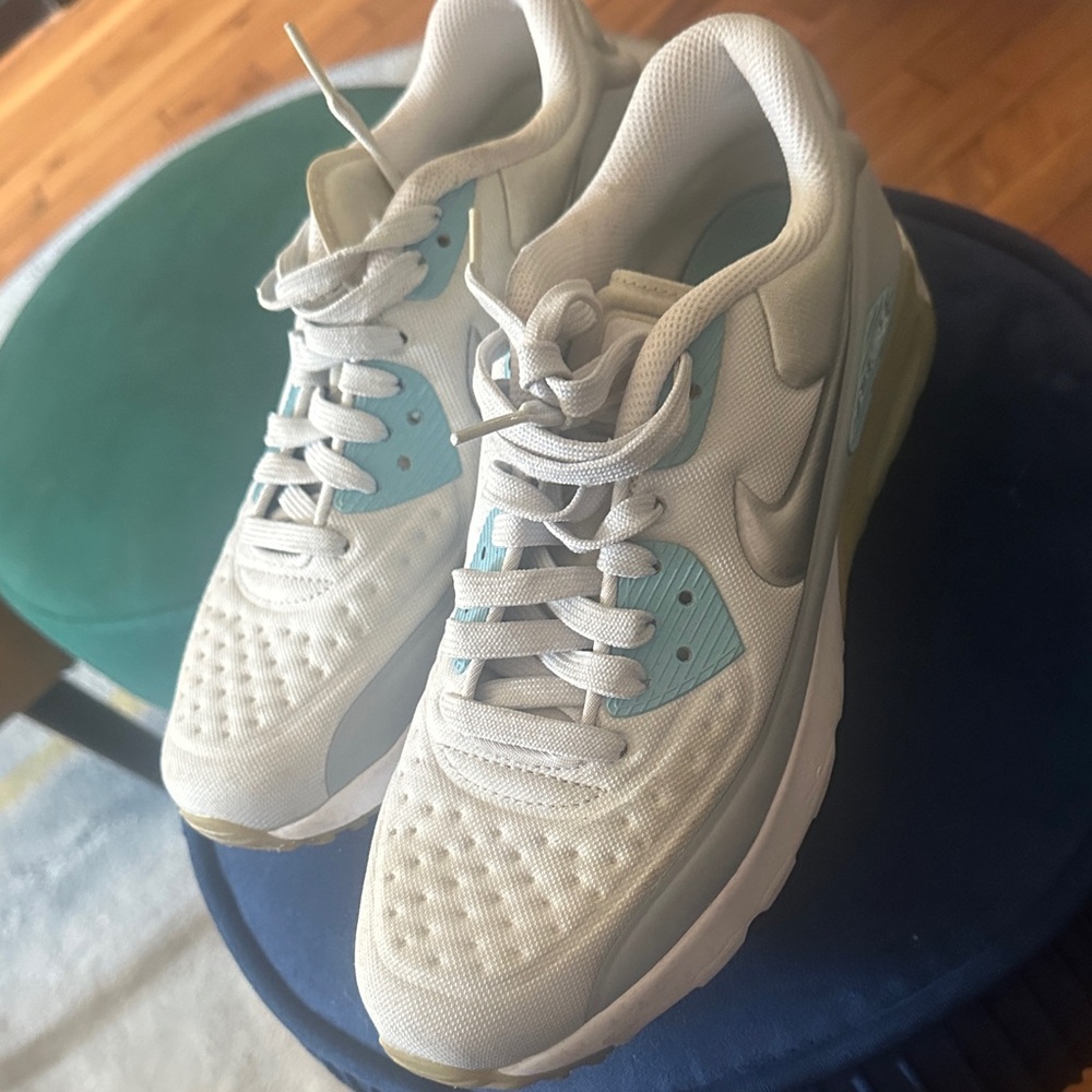 Nike Air Max in Cream and Light Blue